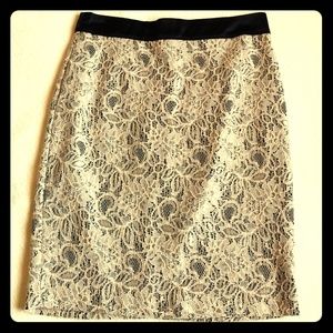Gorgeous lace lined skirt - Size S